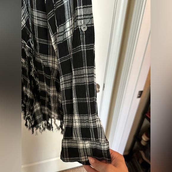 Women’s flannel plaid draped long sleeve shirt with fringe details. Med - Picture 4 of 7